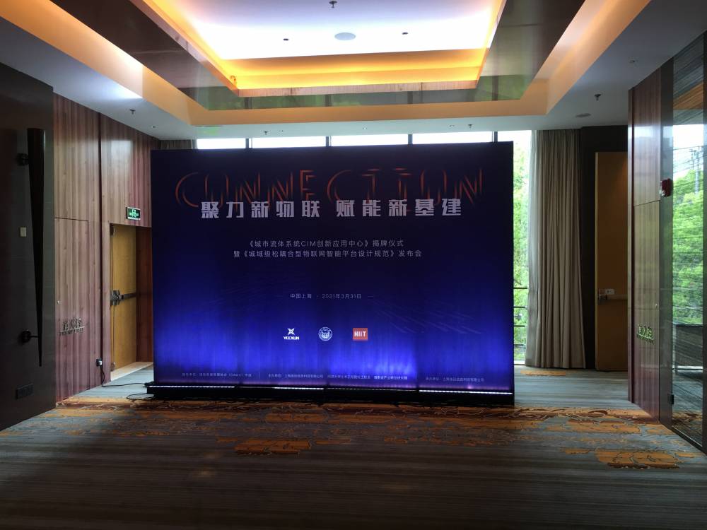 專業(yè)室內(nèi)噴繪背景板與桁架背景板搭建，為廣告設(shè)計(jì)注入新活力